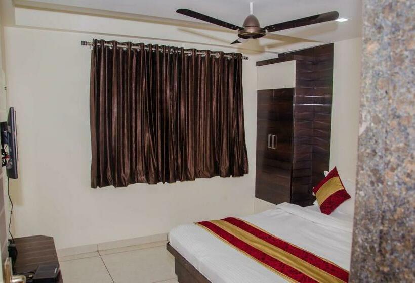 Номер Deluxe, Girdhar