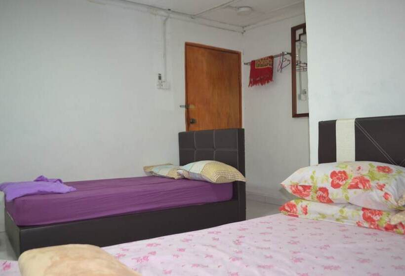 اتاق استاندارد سه نفره, Spot On 89821 Batu Maung Sempoi Inn And Cafe
