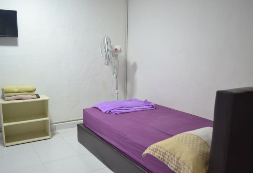 חדר סטנדרט לשלושה, Spot On 89821 Batu Maung Sempoi Inn And Cafe