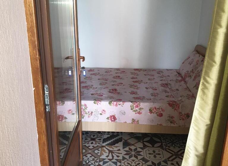 غرفة قياسية رباعية, House Of Sun