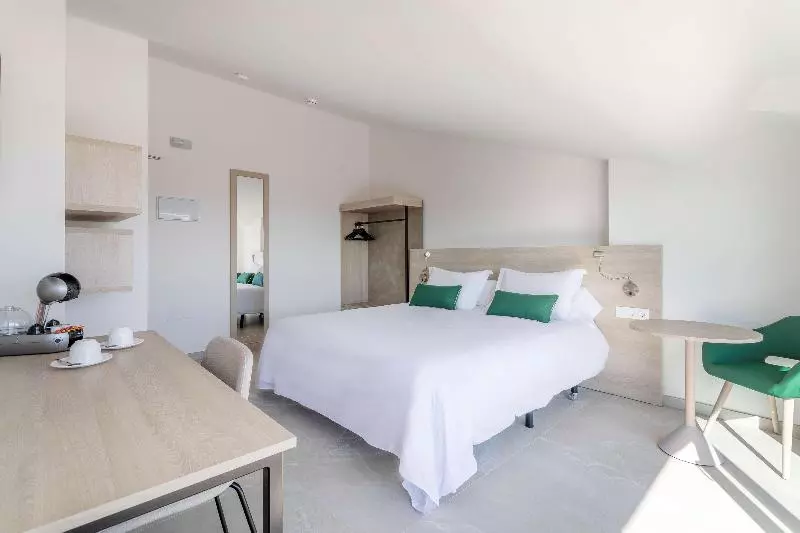 اتاق استاندارد با تراس, Halley Hotel & Apartments Affiliated By Meliá