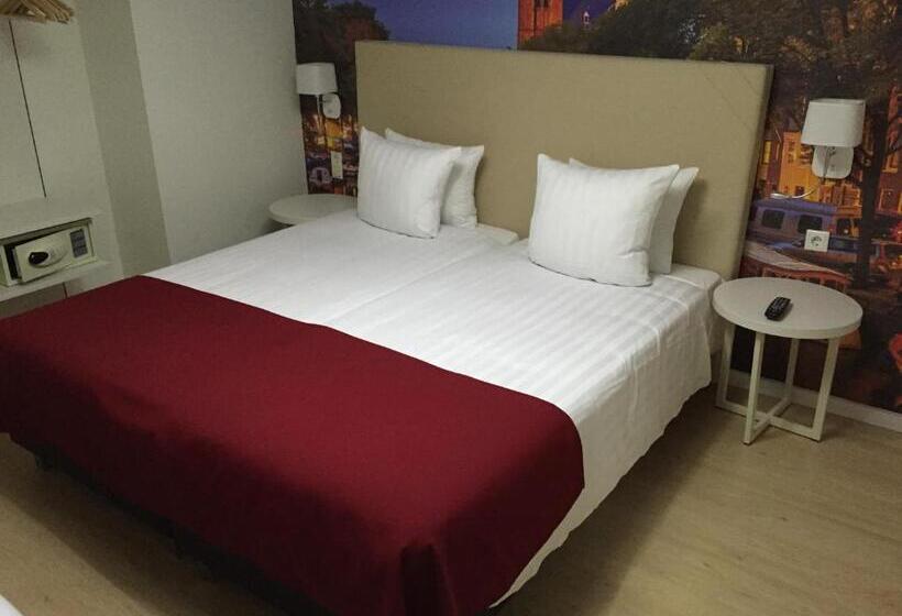 غرفة قياسية, France