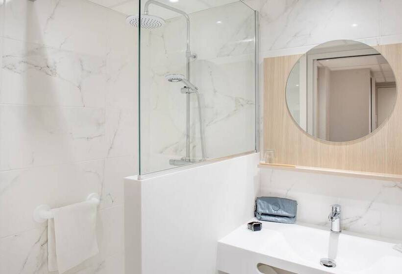 חדר סטנדרט לשלושה, Saint Sauveur