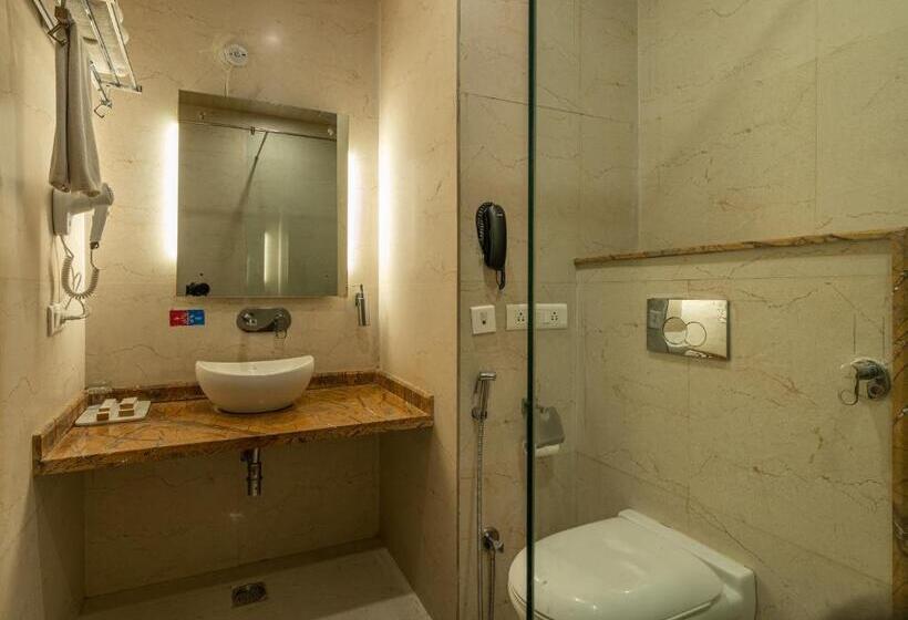 标准三人间, Moustache Rishikesh Luxuria