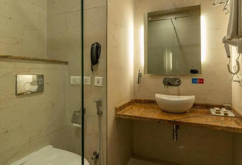 Quarto Quádruplo Standard, Moustache Rishikesh Luxuria