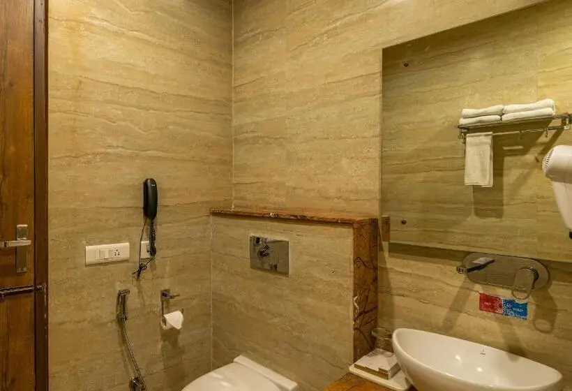 Quarto Quádruplo Standard, Moustache Rishikesh Luxuria
