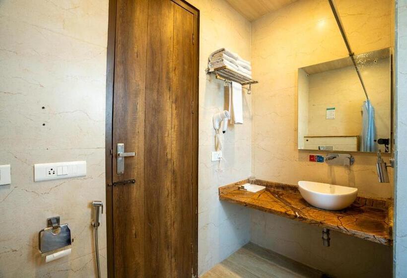تختخواب در اتاق مشترک, Moustache Rishikesh Luxuria