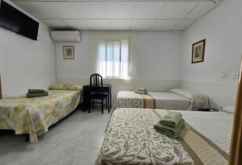 标准三人间, Hostal Alfil