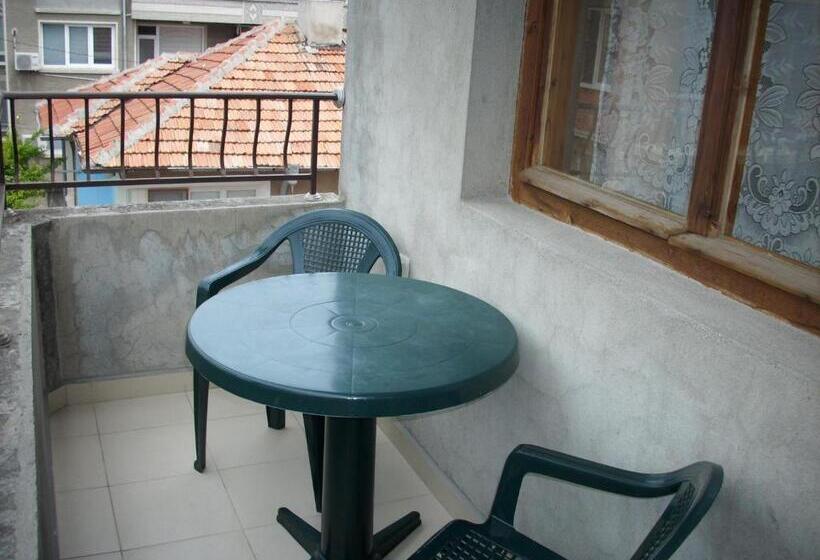 اتاق لوکس با بالکن, Georgievi Guest House