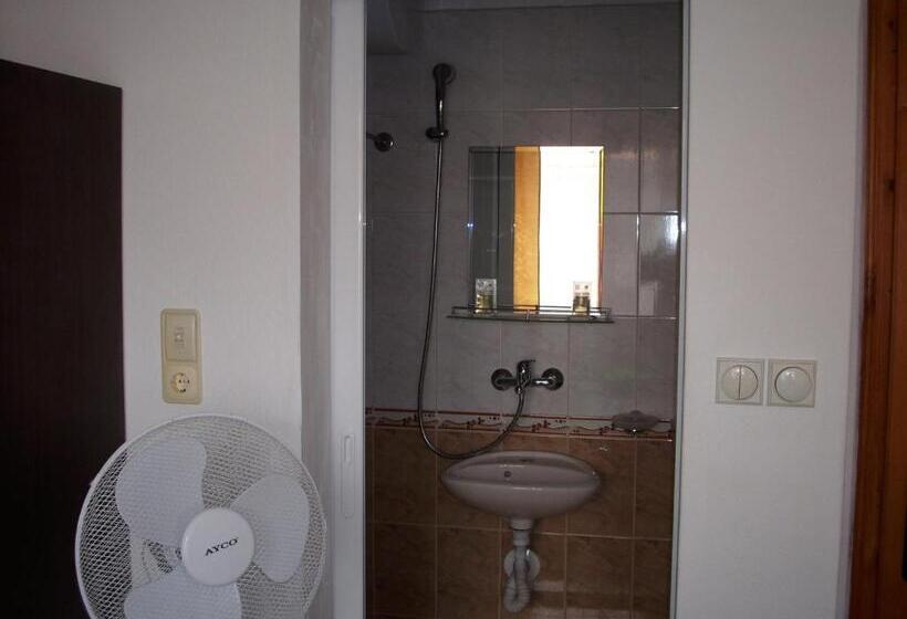 اتاق لوکس با بالکن, Georgievi Guest House