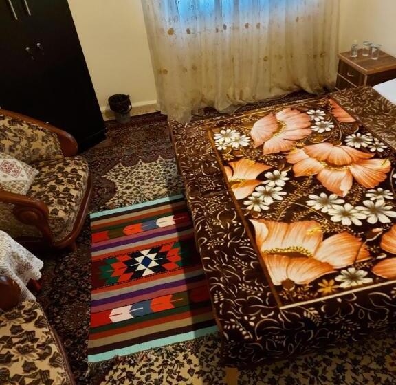 اتاق اکونومی, The Old House