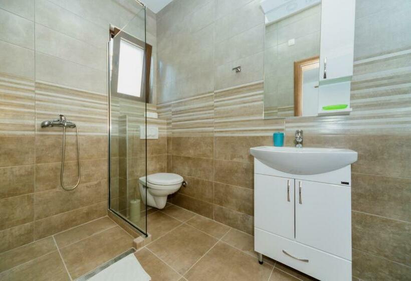 اتاق لوکس با بالکن, Vila Fortuna