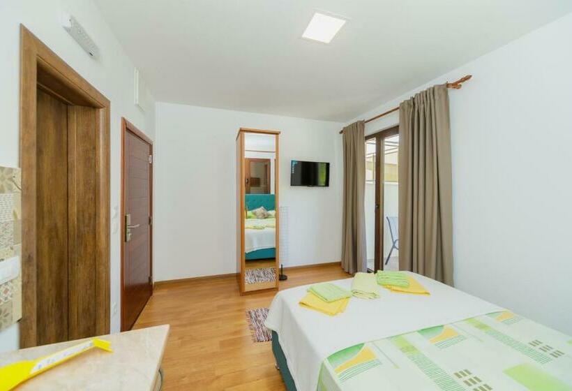 اتاق لوکس با بالکن, Vila Fortuna