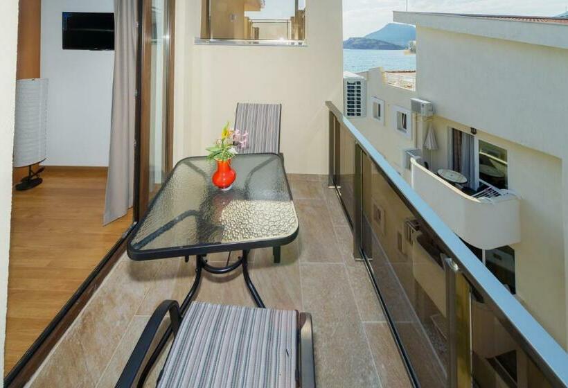 اتاق لوکس با بالکن, Vila Fortuna