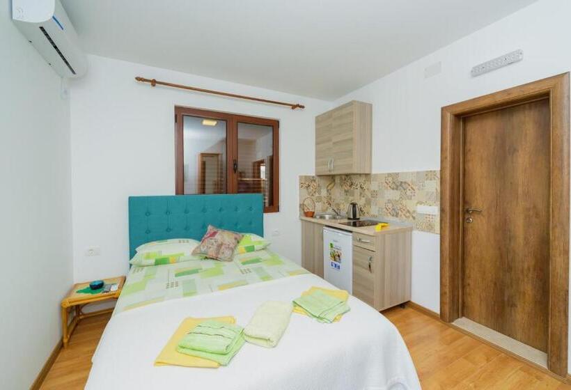 اتاق لوکس با بالکن, Vila Fortuna