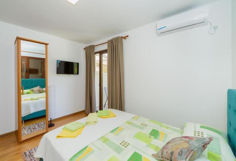 اتاق لوکس با بالکن, Vila Fortuna