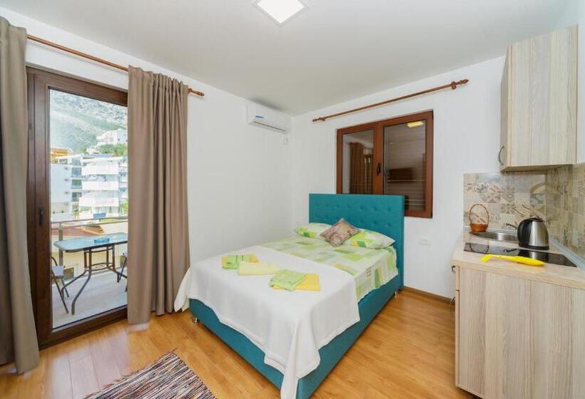 اتاق لوکس با بالکن, Vila Fortuna