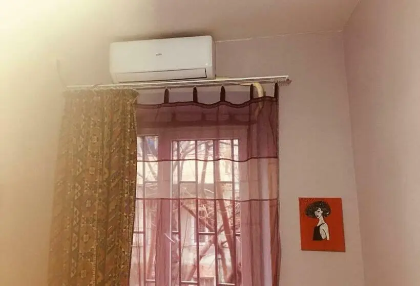 اتاق استاندارد یک نفره, Lets Go House