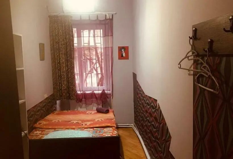 اتاق استاندارد یک نفره, Lets Go House
