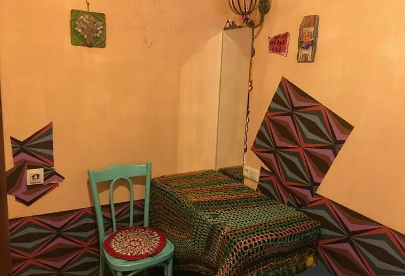 اتاق استاندارد با سرویس بهداشتی مشترک, Lets Go House