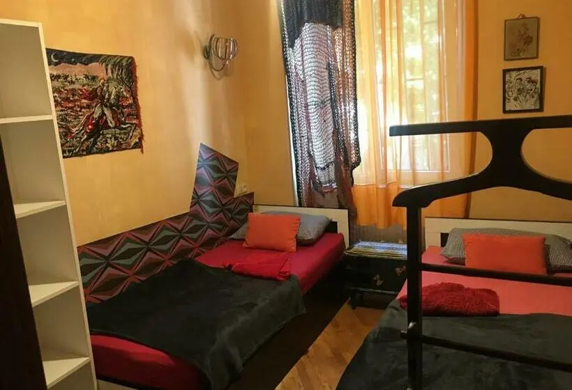 اتاق استاندارد با سرویس بهداشتی مشترک, Lets Go House