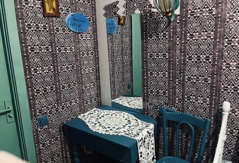 اتاق استاندارد یک نفره, Lets Go House