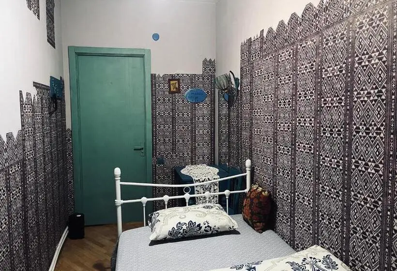 اتاق استاندارد یک نفره, Lets Go House
