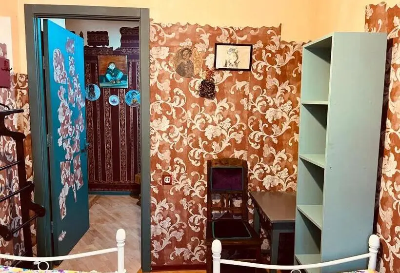 اتاق استاندارد با سرویس بهداشتی مشترک, Lets Go House