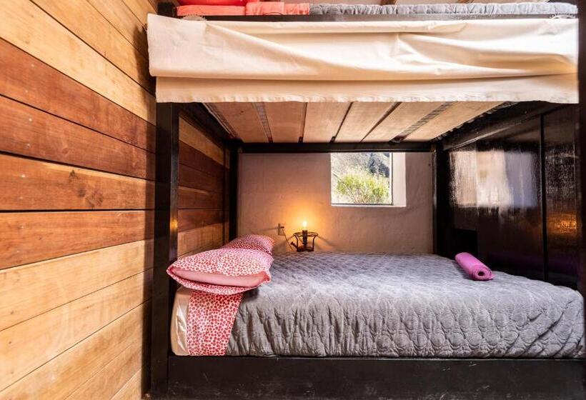 Bed in een Gedeelde Kamer, Wolf Totem Steam Punk Guesthouse