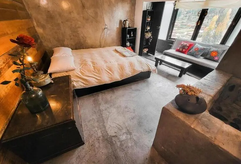 デラックススタジオ, Wolf Totem Steam Punk Guesthouse