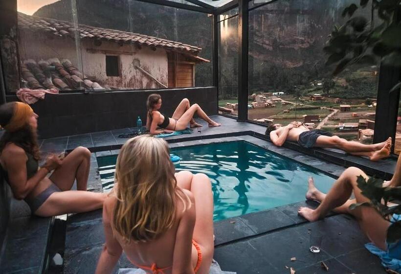 Bed in een Gedeelde Kamer, Wolf Totem Steam Punk Guesthouse