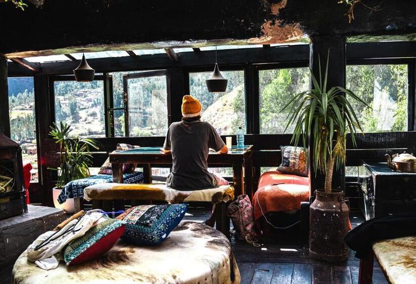 Bed in een Gedeelde Kamer, Wolf Totem Steam Punk Guesthouse