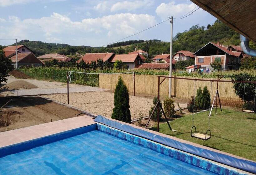 エコノミー4人部屋, Vila Viktori