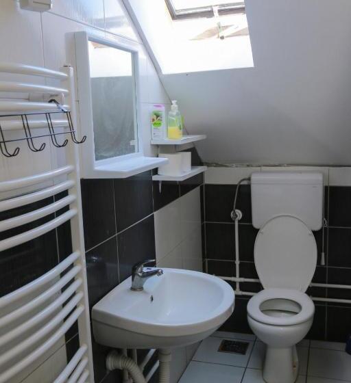 エコノミー4人部屋, Vila Viktori