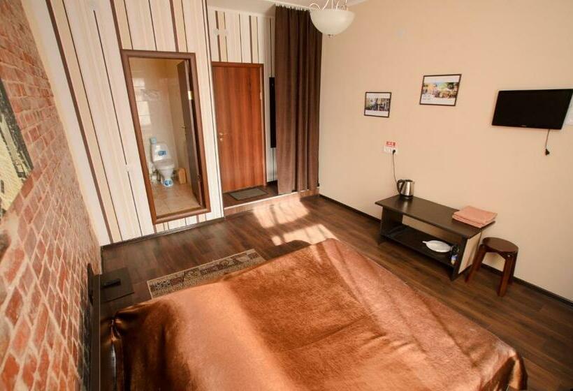 Quarto Estandar, Kotsarskaya Street 19