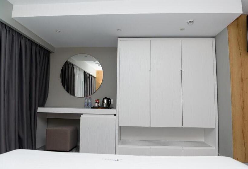 חדר סטנדרט לשלושה, One