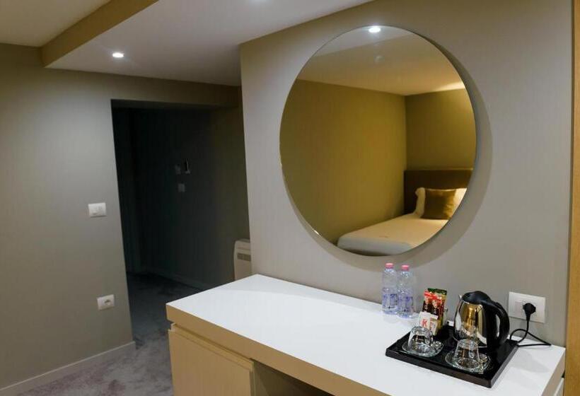 חדר סטנדרט לשלושה, One