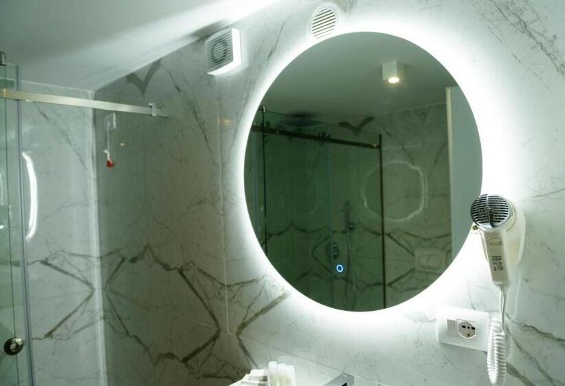 חדר סטנדרט לשלושה, One