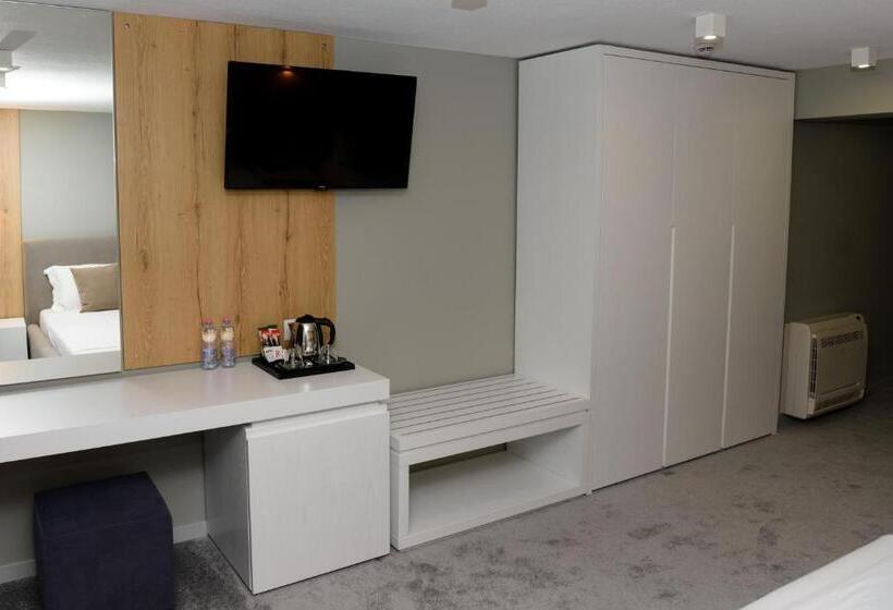 חדר סטנדרט לשלושה, One