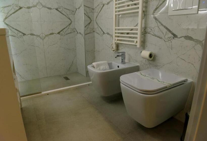 חדר סטנדרט לשלושה, One