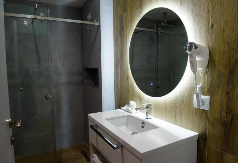 חדר דלוקס לשלושה, One