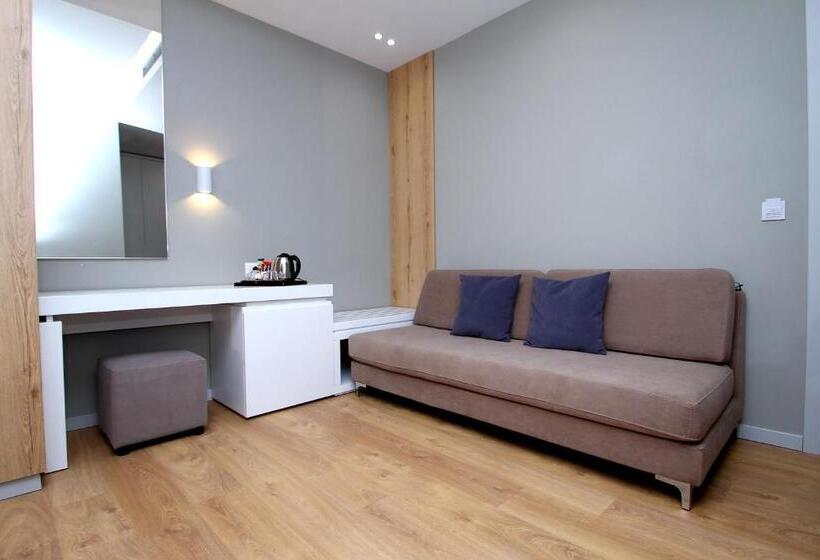 חדר דלוקס לשלושה, One