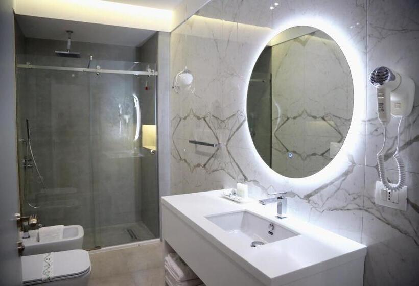 חדר דלוקס לשלושה, One