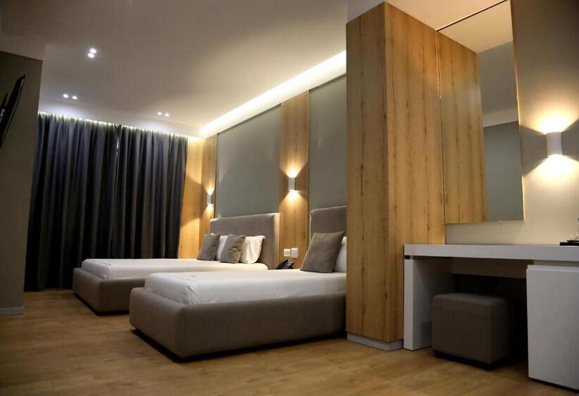 חדר דלוקס לשלושה, One