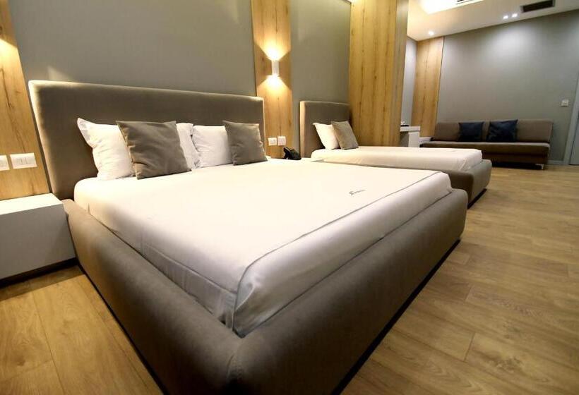 חדר דלוקס לשלושה, One