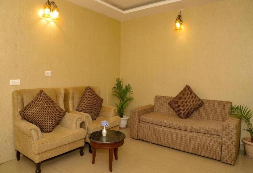 带大床的标准间, Merak Resort  Bhimtal