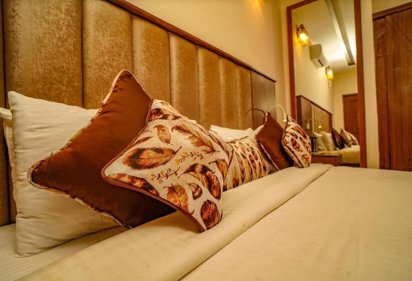 带大床的标准间, Merak Resort  Bhimtal