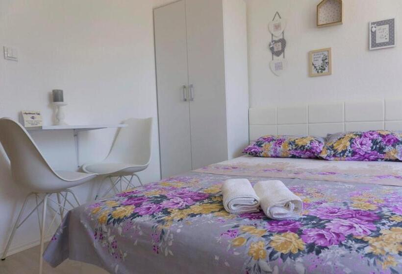 استودیو استاندارد با چشم‌انداز باغ, Apartmani Ogi 1