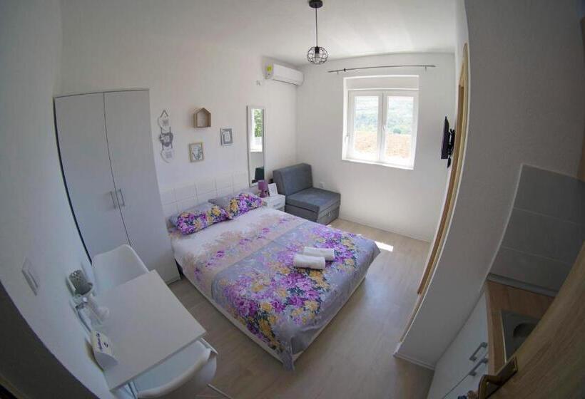 استودیو استاندارد با چشمانداز باغ, Apartmani Ogi 1