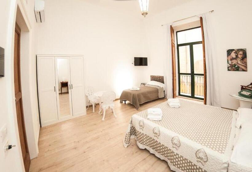 חדר בסיסי לשלושה, Casa Galione